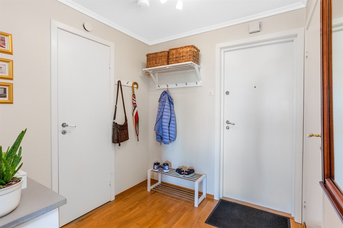 Velkommen inn! Entréen har god plass til sko og yttertøy. Galleribilde