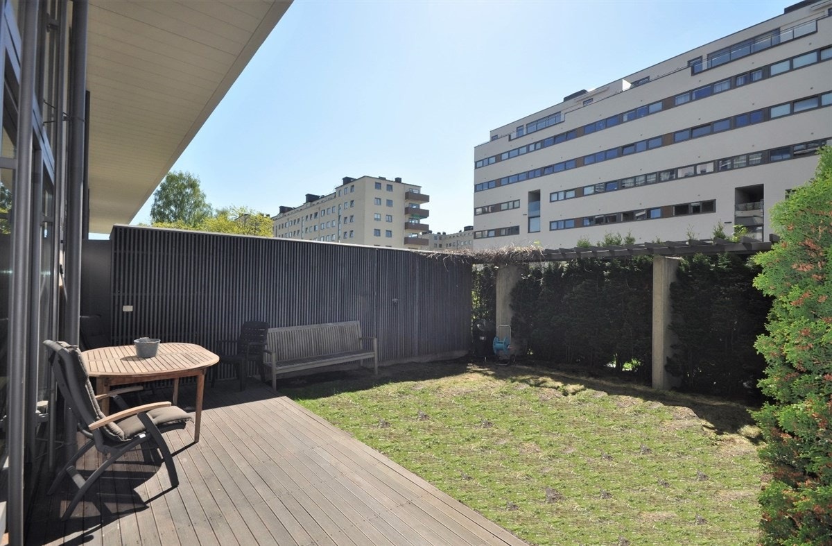Solrik og usjenert terrasse og have. Galleribilde
