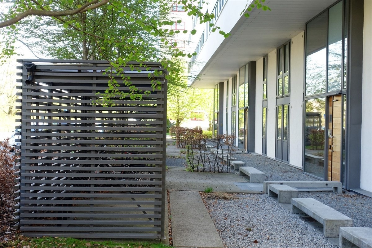 Inngangspartiet med sykkelstall. Galleribilde