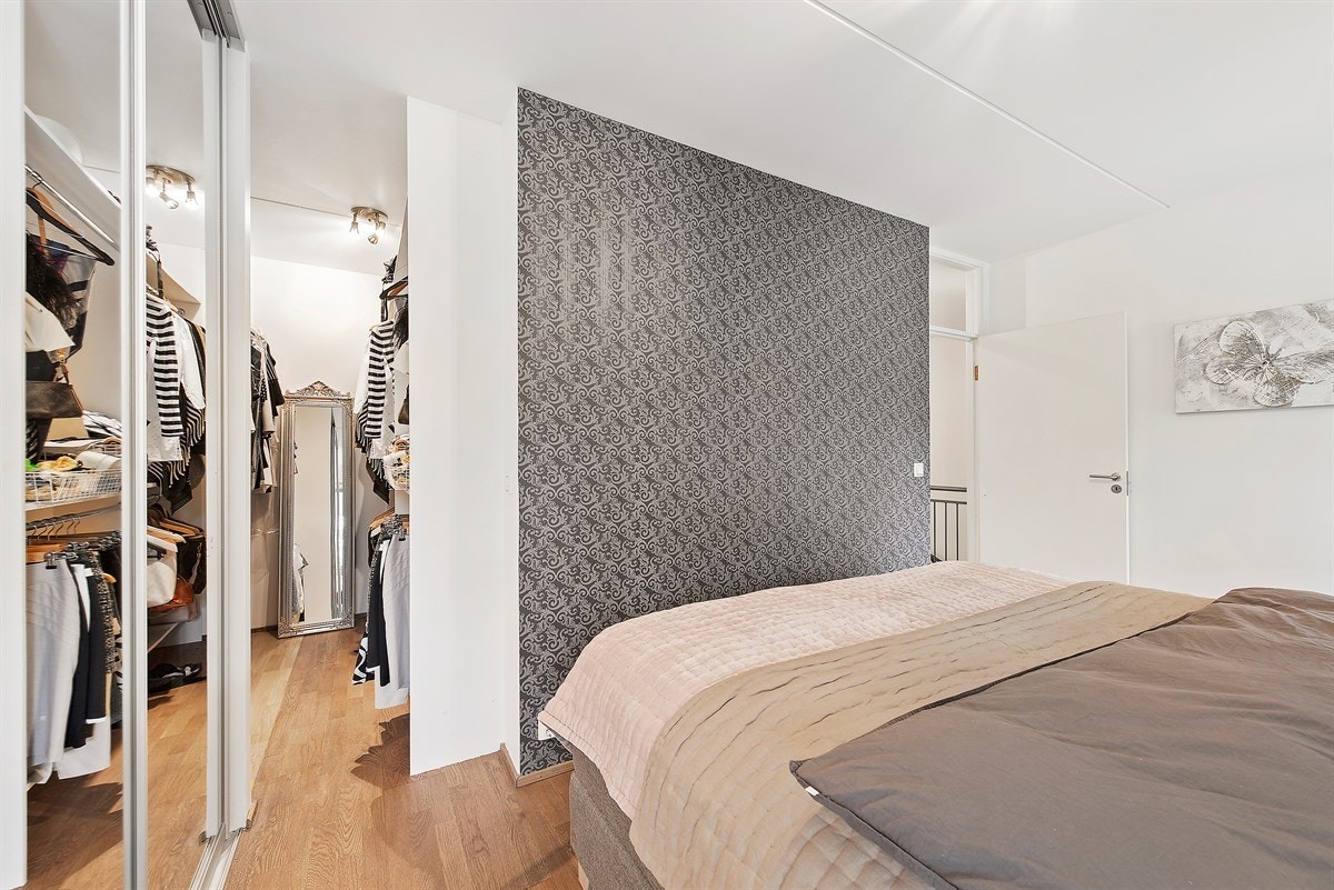 Fra hovedsoverom med direkte adkomst til walk-in-closet. 2.etg. Galleribilde