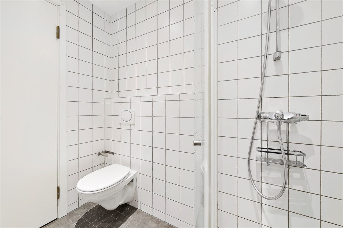 Dusjdelen fra bad i 1.etg. Galleribilde