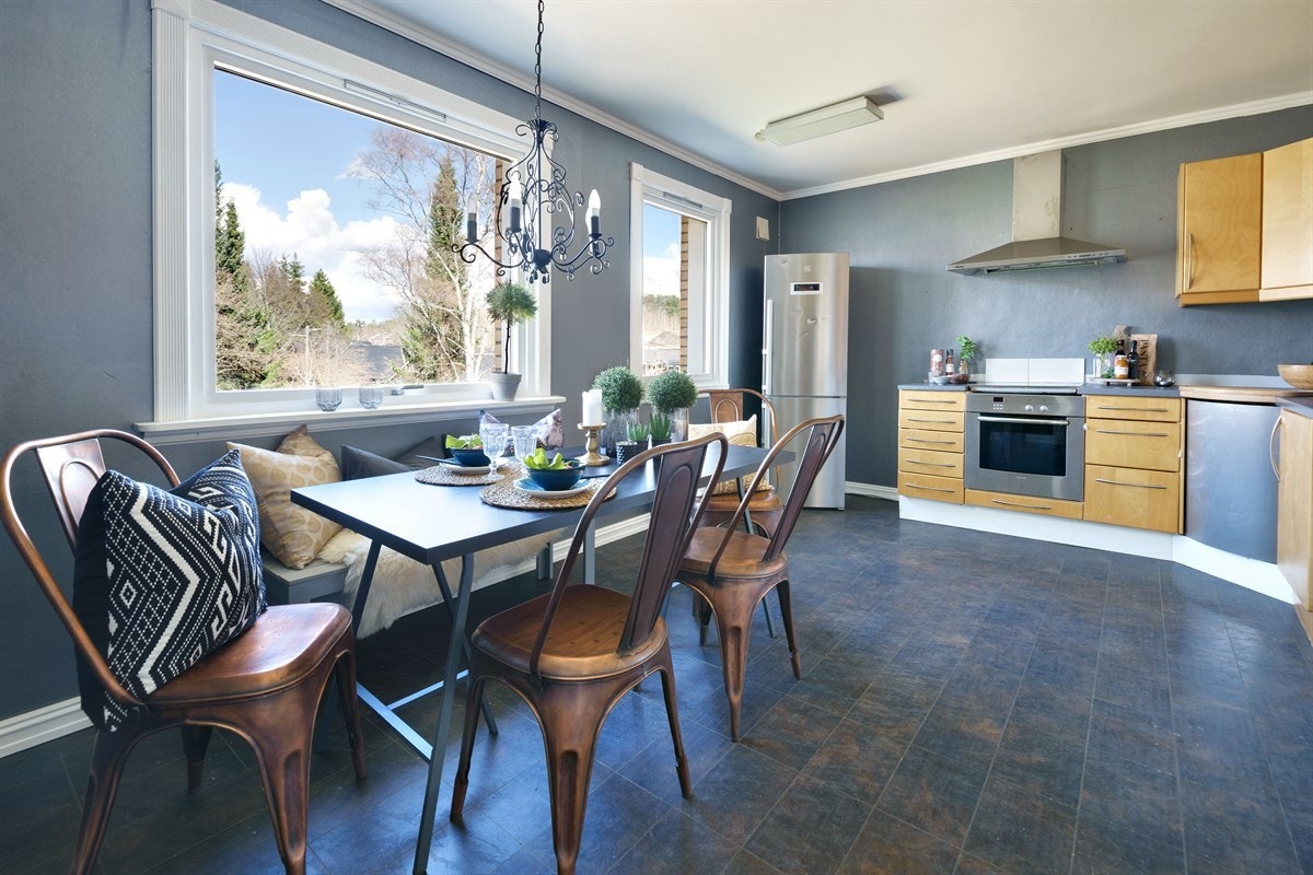 Romslig kjøkken med spiseplass og stort potensial Galleribilde