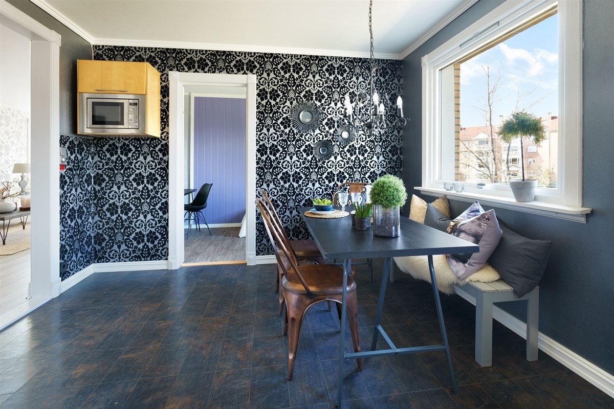 God plass til stort spisebord på kjøkkenet Galleribilde