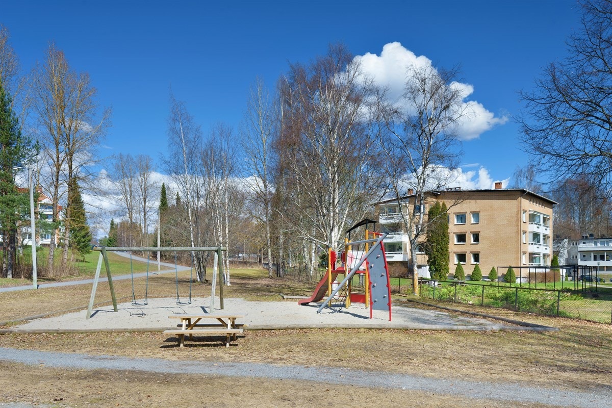 Umiddelabr nærhet til lekeplass, fotballbane med skjøteis vinterstid og flott akebakke Galleribilde