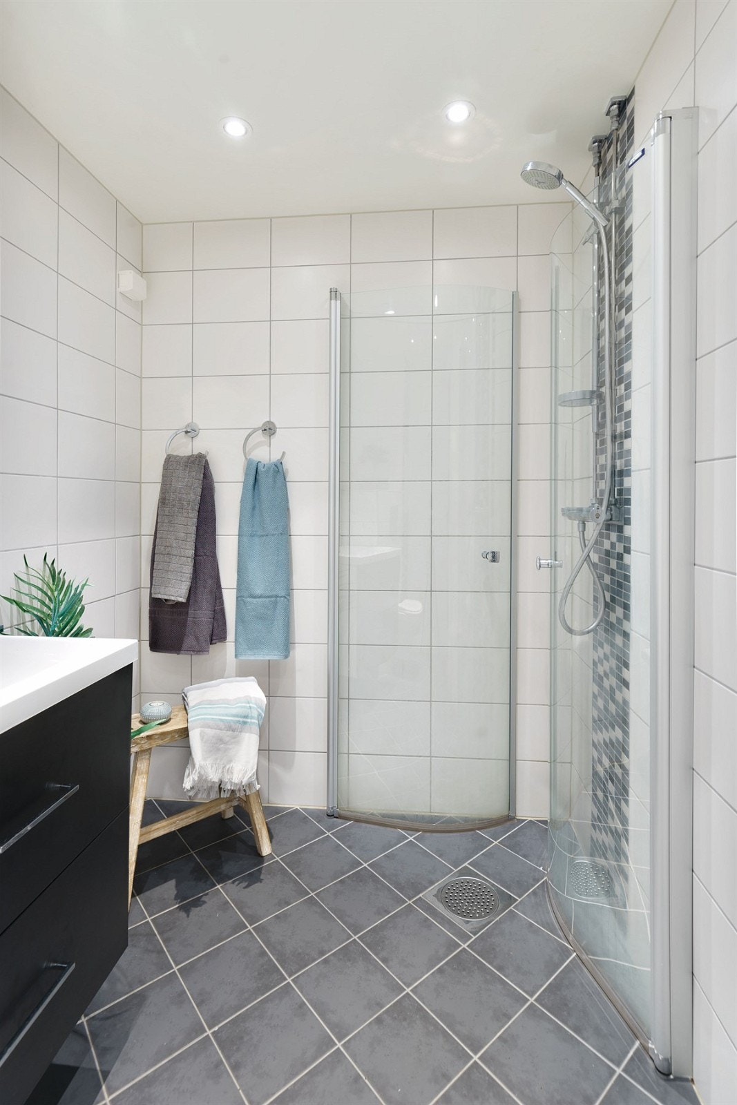 Varmekabler, downlights, vegghengt klosett og opplegg til full størrelse vaskemaskin Galleribilde