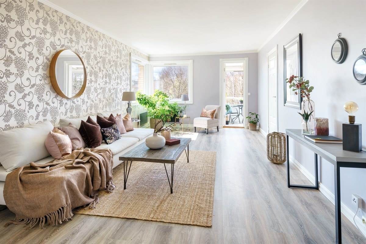 Stor og lys stue med mange møbleringsmuligheter Galleribilde