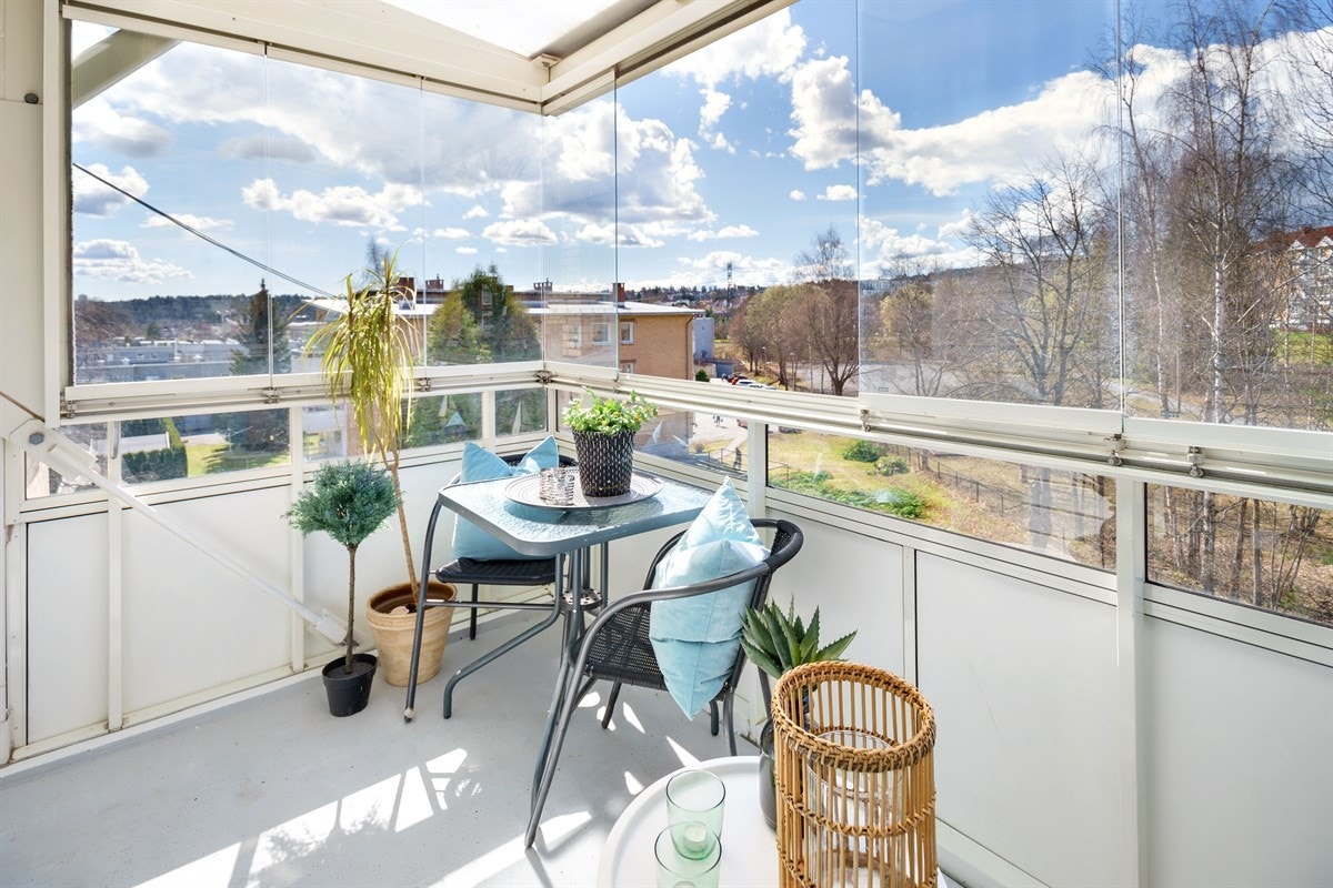 Solrik, syd-/vestvendt innglasset balkong på ca. 6,5 kvm Galleribilde