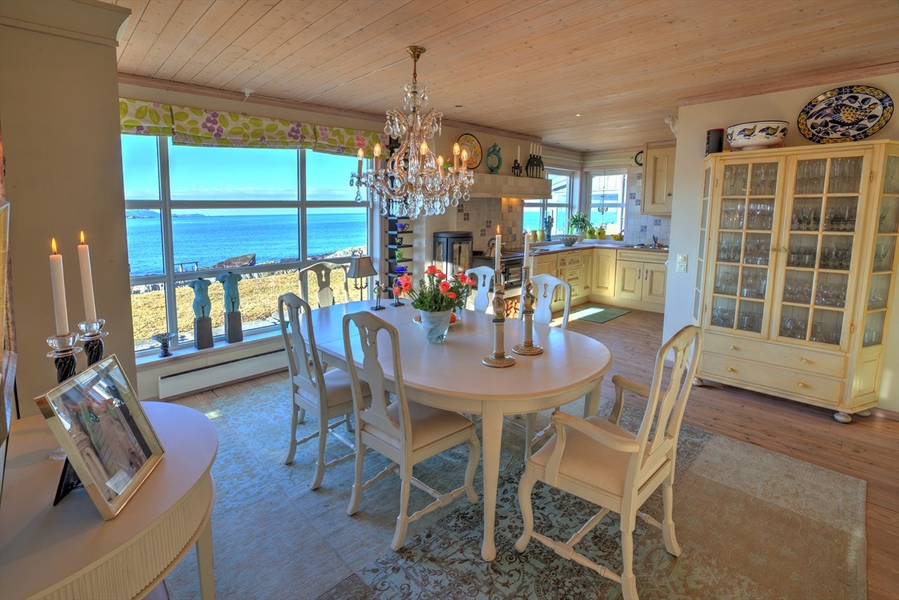 Fra spisebord inn mot kjøkken Galleribilde