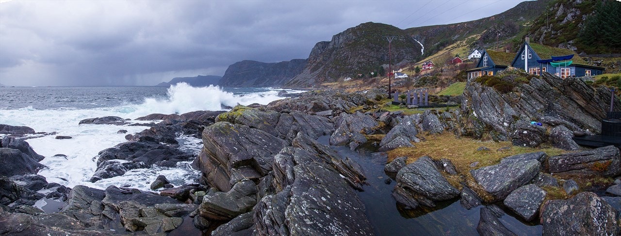 Bølgene slår mektig mot fjæresteinene Galleribilde