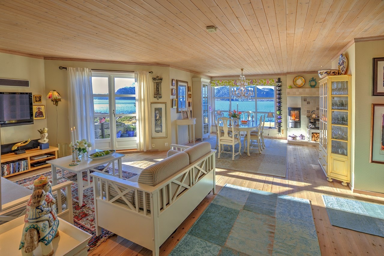 I stuen er det godt med lysinnslipp fra store vinduer Galleribilde