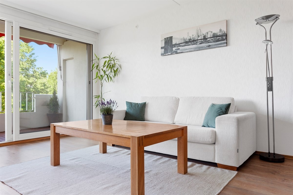 God plass til sofa Galleribilde