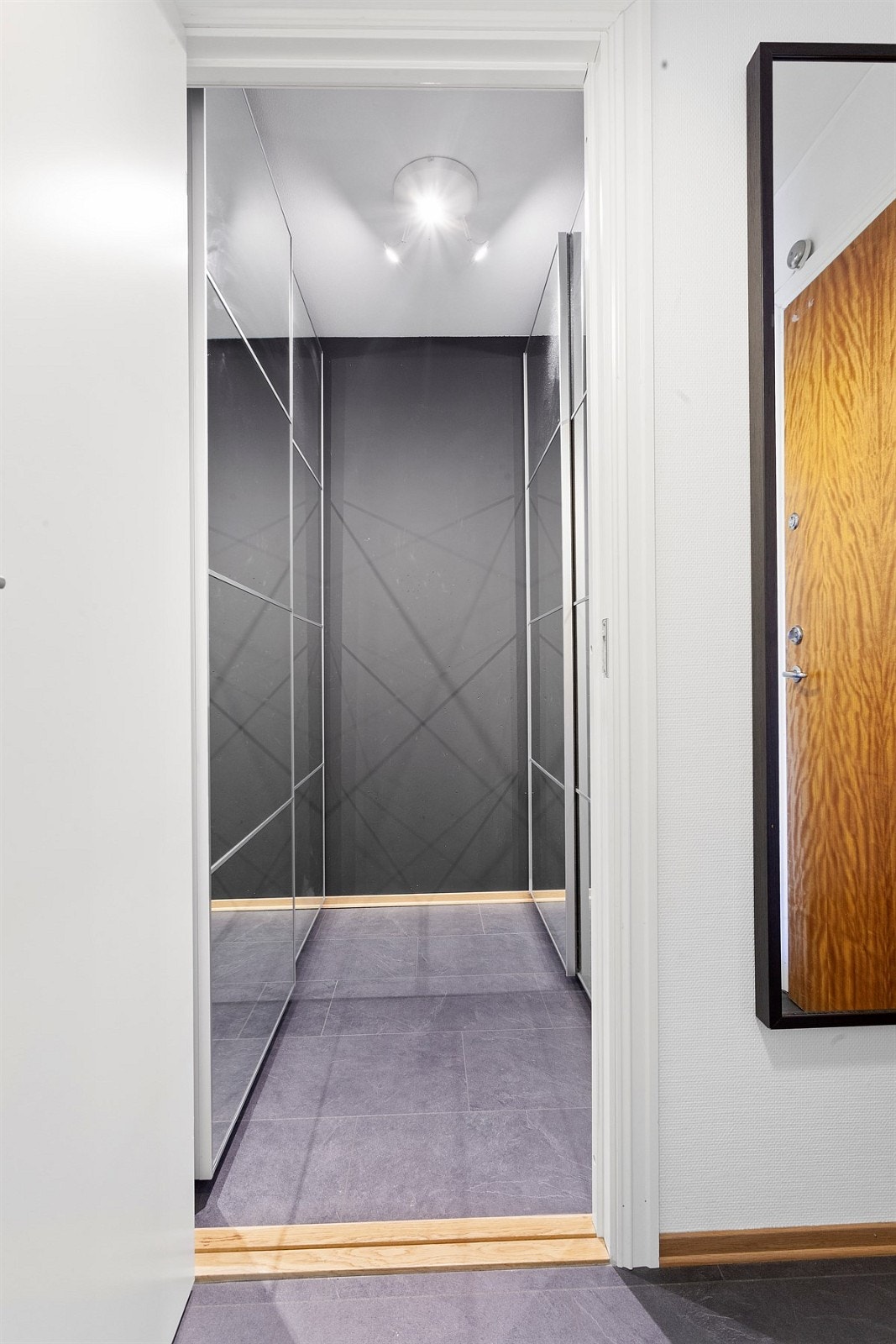 Entré med eget omkledningsrom innredet med to store garderobeskap Galleribilde