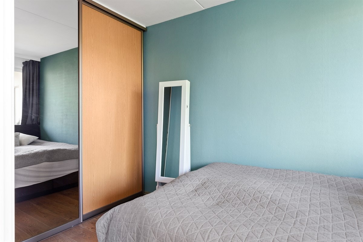 Soverommet har skyvedørsgarderobe og plass til stor seng Galleribilde