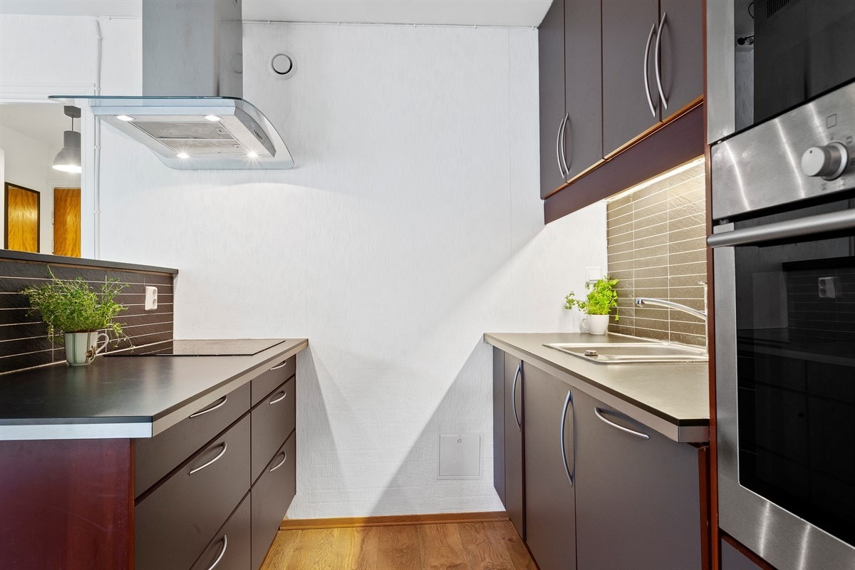 Det er integrert induksjonstopp, microovn, komfyr og opplegg for oppvaskmaskin Galleribilde