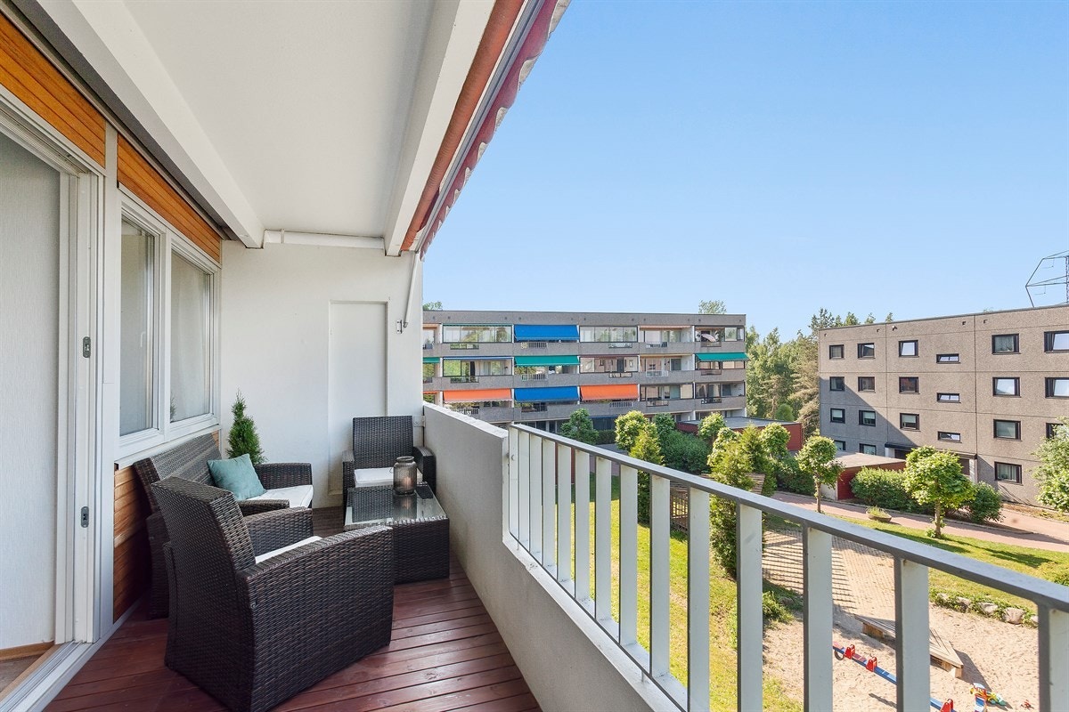 Balkongen er på 10 kvm og har plass til utemøbler Galleribilde