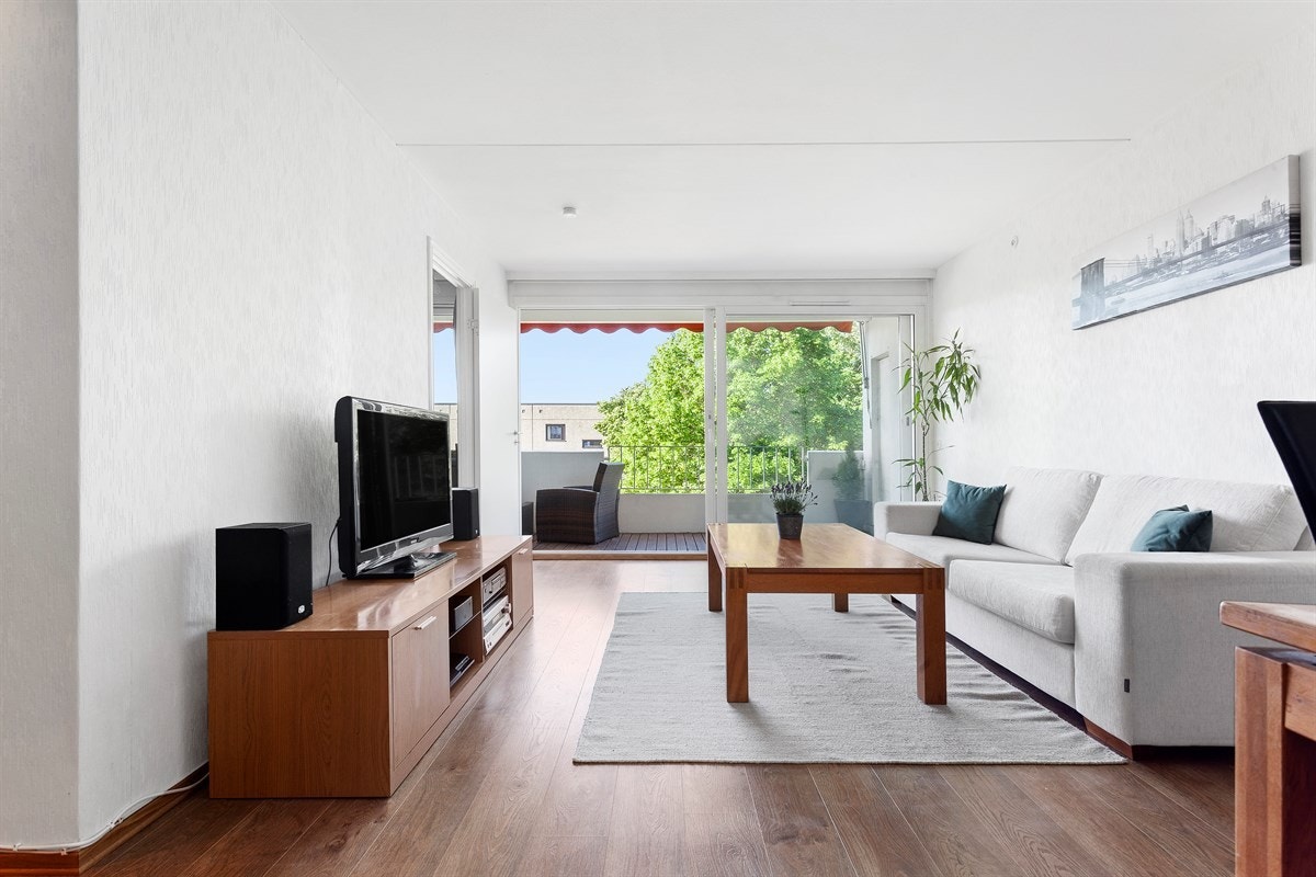 Stuen gir et godt inntrykk med pene overflater og nytt laminatgulv fra 2013/14 Galleribilde