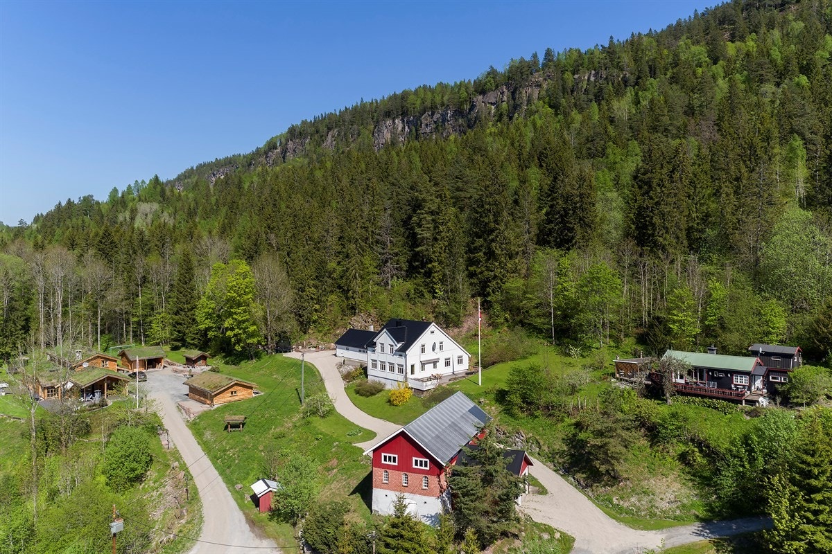 Eiendommen ligger idyllisk til på "solsiden" av bygda med en fantastisk utsikt over hele dalen. Galleribilde