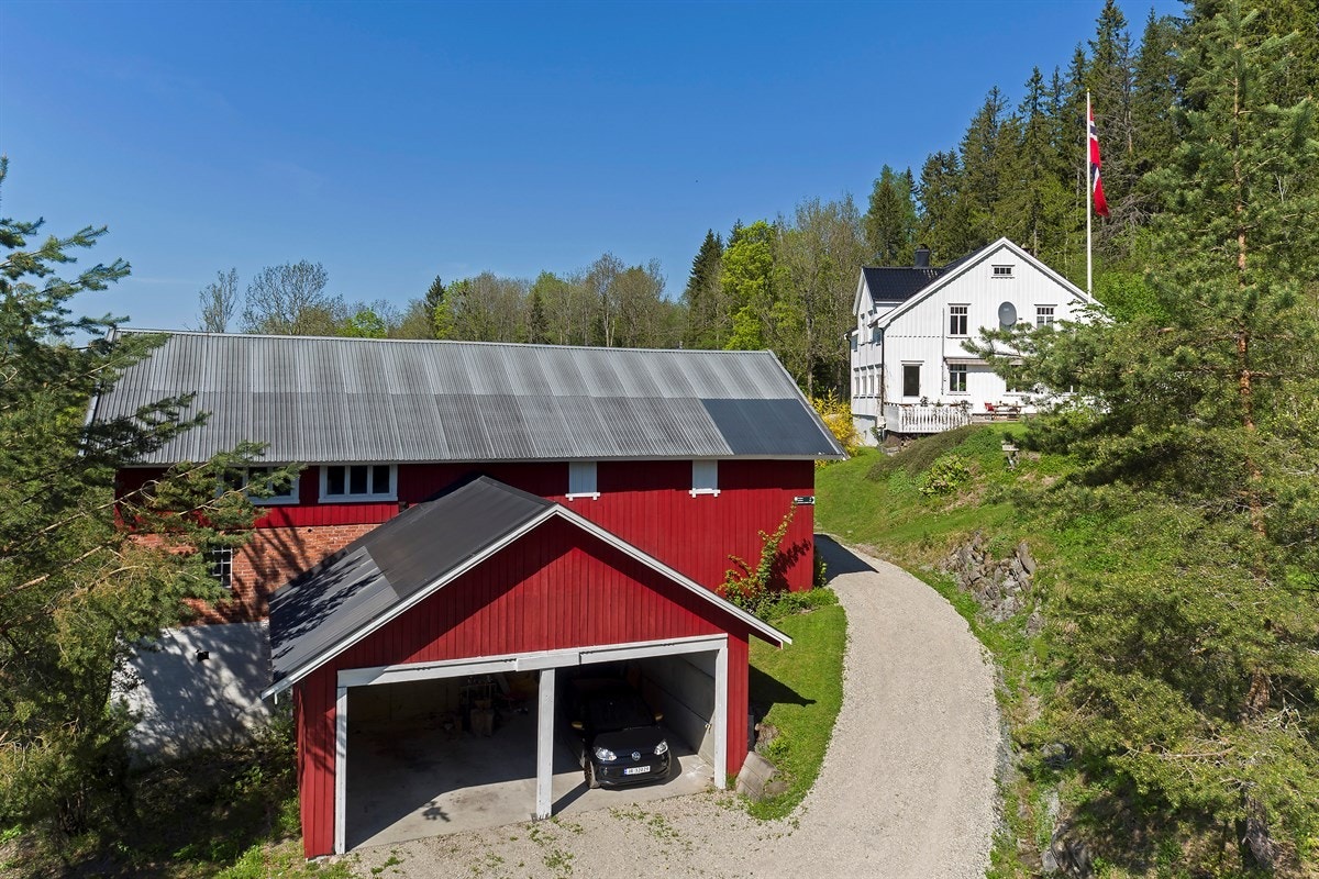 Det er parkering i dobbelgarasje tilknyttet låve og på romslig gårdsplass. Øvrig parkering etter områdets gjeldende bestemmelser. Galleribilde