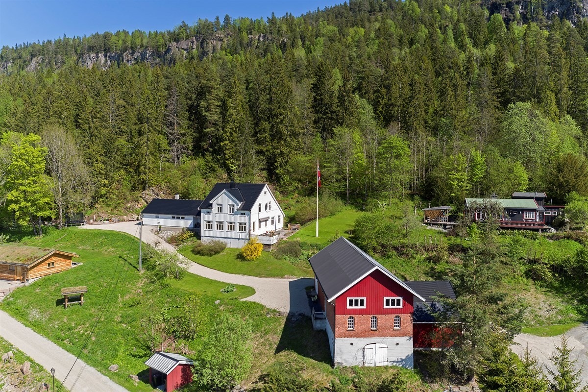 Privatmegleren ved John Granly Steen og Jørgen Braathen Becher har gleden av å presentere denne idylliske eiendomen med småbruksfølelse, Bra 573 kvm og eiet tomt på 3143 kvm beliggende i Sylling i Lier. Galleribilde