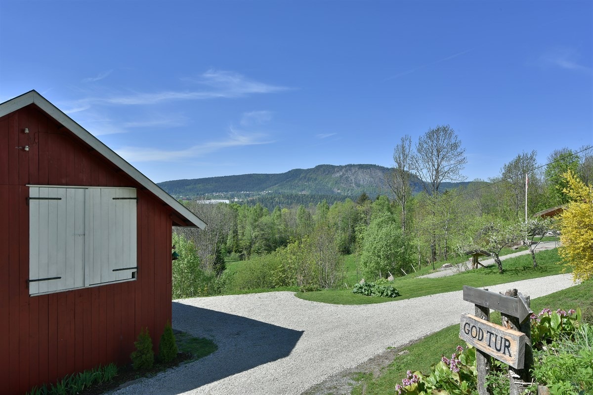 Ved å benytte bil tar det ca. 3 min til Sylling, 11 min til Lierbyen, 12 min til Liertoppen, 17 min til Asker og Drammen, ca. 40 min til Oslo, samt 35 min til Vikersund og Hønefoss. Galleribilde