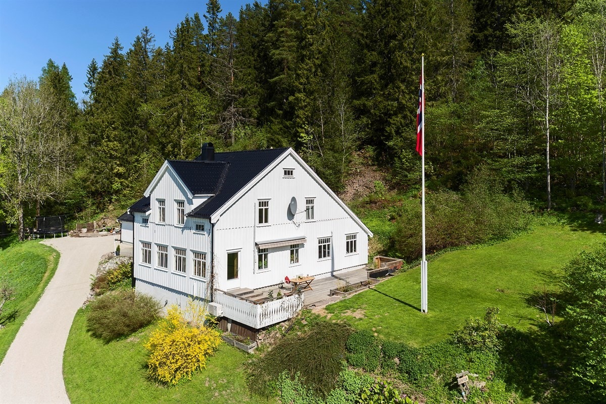 Stor enebolig over 2 plan, låve med dobbelgarasje, solrik hage og fantastisk utsikt fra flotte uteplasser! Galleribilde