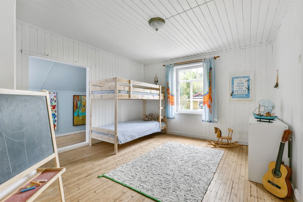 Boligen har for øvrig god lagringsplass med bl.a. walk-in-closet, garderoberom, innvendig bod, lagringskott og isolert lagringsloft. Galleribilde