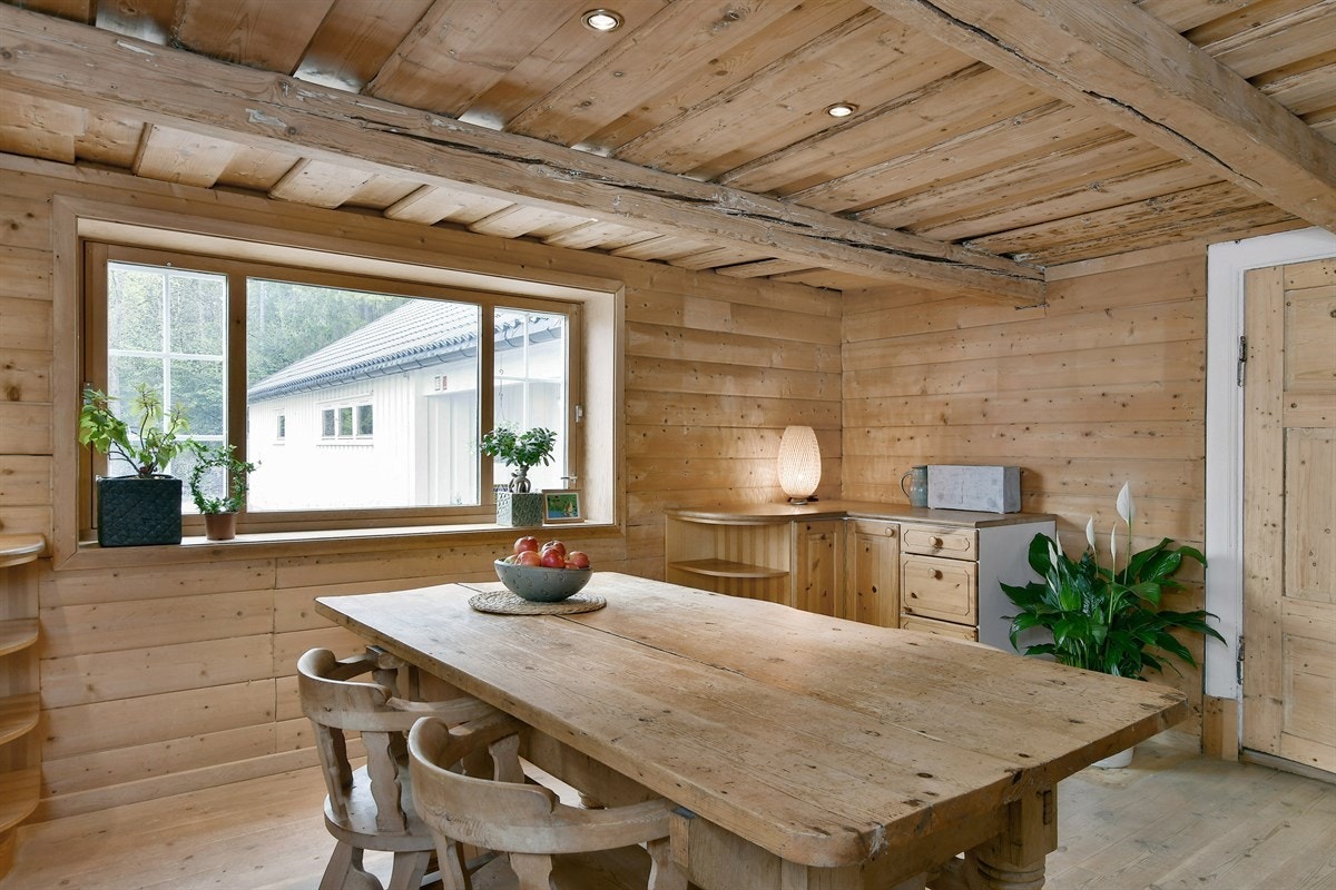 Innredningen har underskap med profilerte trefronter, åpne hyller og heltre benkeplate med nedfelt kum. Galleribilde