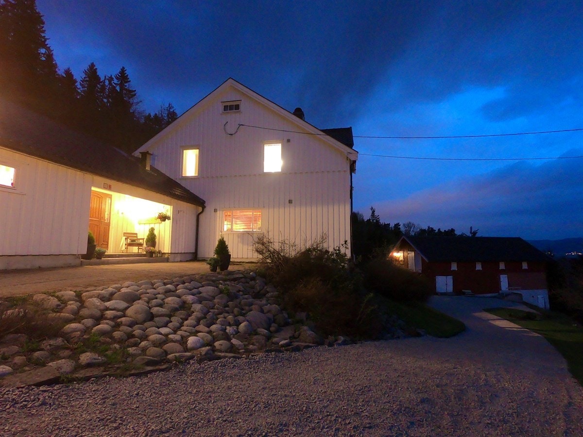 For den friluftsglade byr Astøltjern, Kanada, Hørtekollen og Finnemarka på flotte turområder gjennom hele året. DNTs turstier mot Sandungen, Asdøltjern og Tveitsetra starter ved eiendommen. Galleribilde