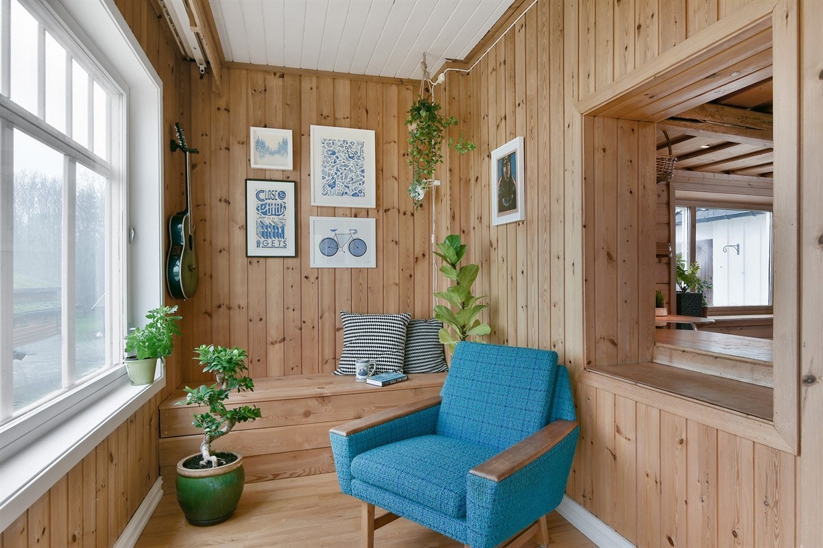 Et stort vindu med bred vinduskarm, i tillegg til serveringsluke ut mot spisestuen slipper daglyset inn. Galleribilde