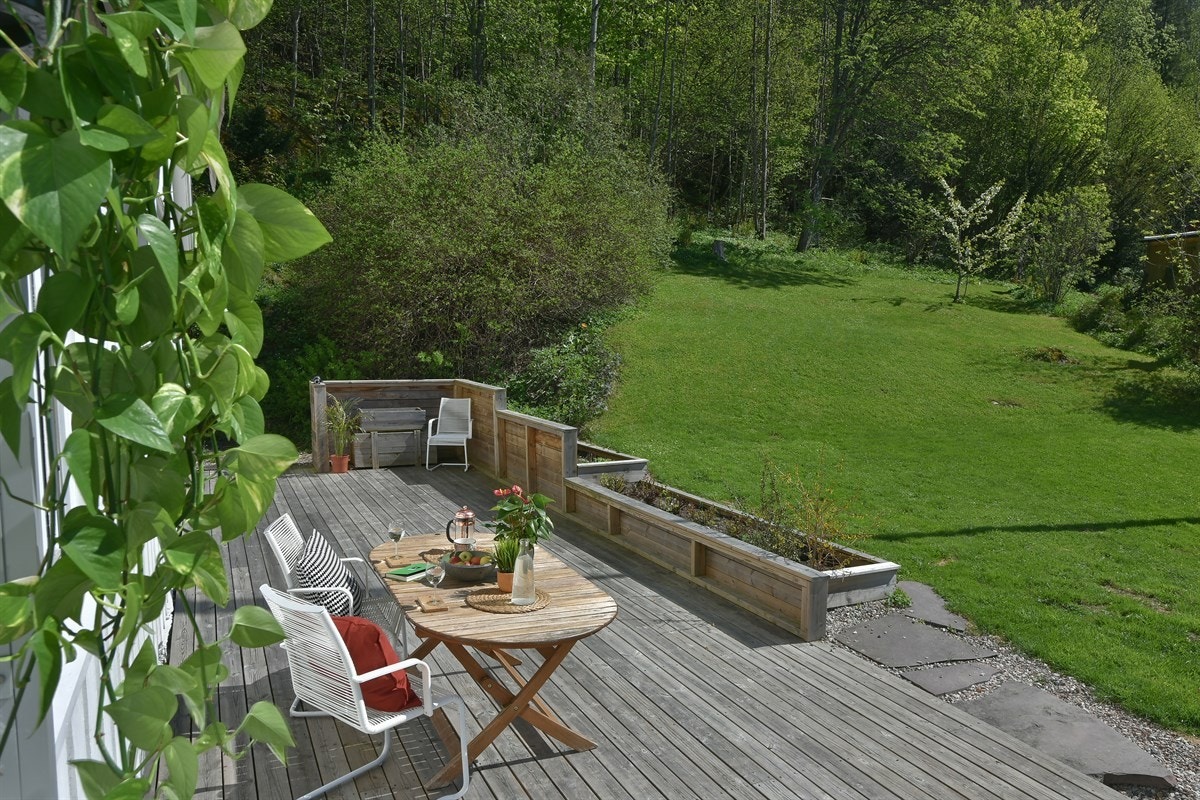 Idyllisk hage og terrasse. Galleribilde