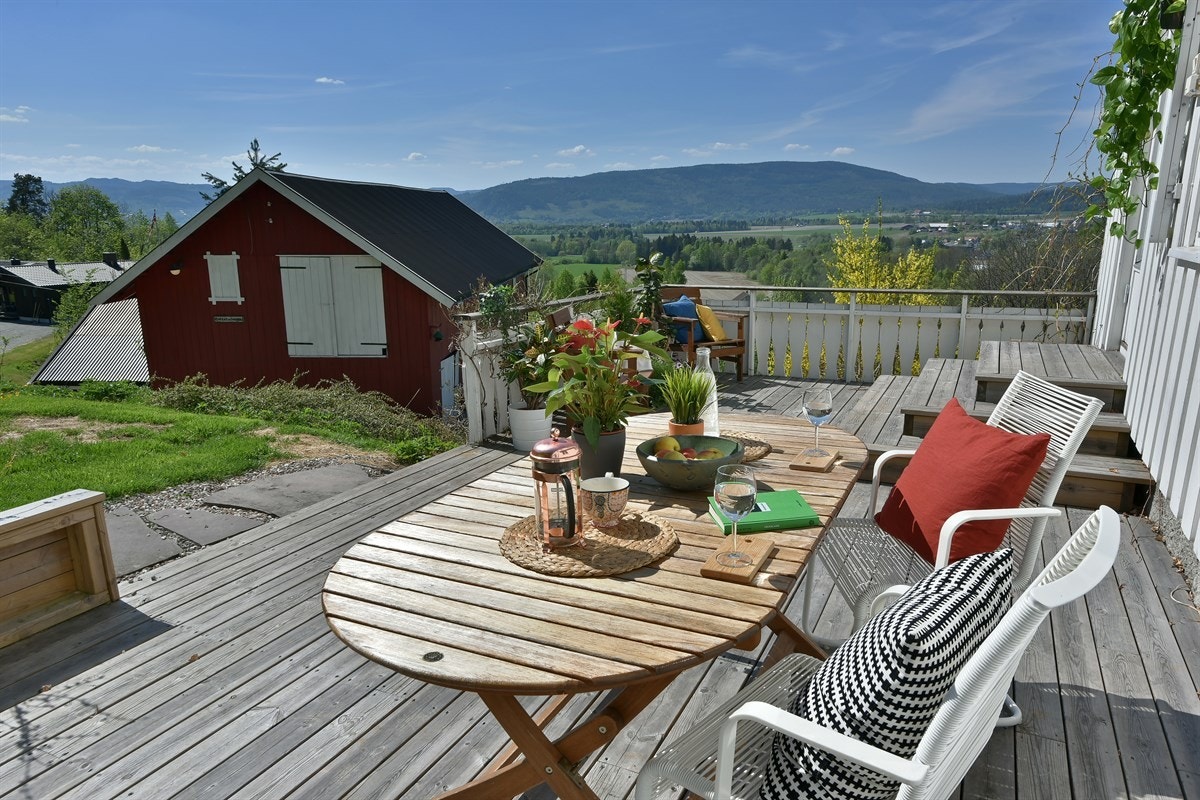 Terrassen på ca. 37 kvm har tredekke, hvitmalt rekkverk og trapp ned til hagen. Galleribilde