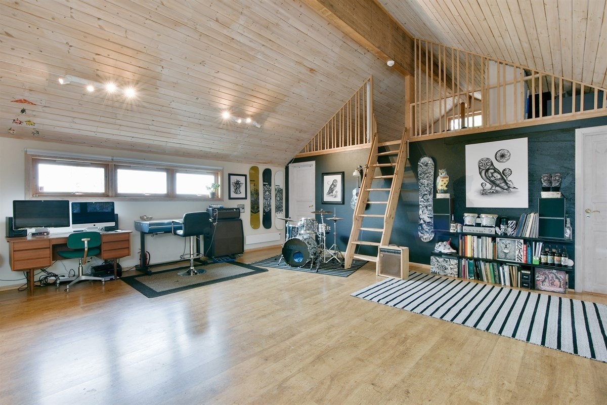 Salen blir i dag benyttet som atelier, men er tidligere benyttet som spisesal med plass til langbord til 40 personer. Galleribilde
