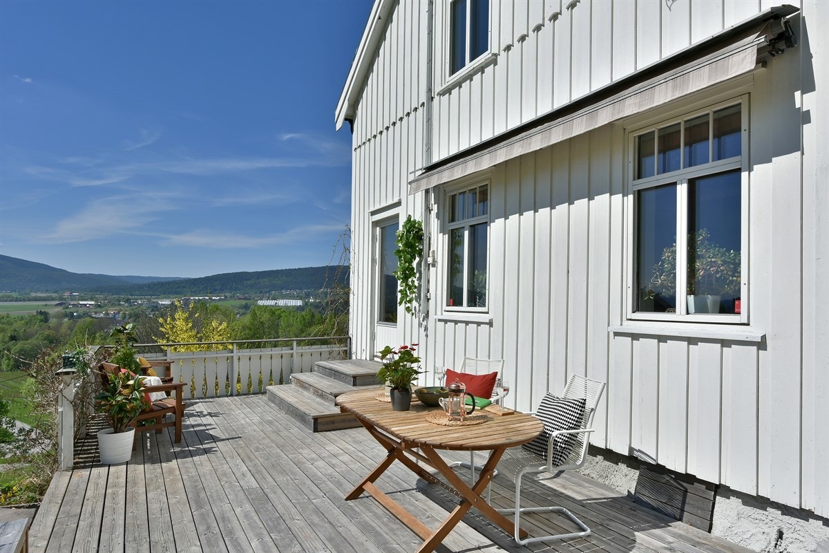 Fra stuen er det utgang til en deilig markterrasse med sol fra morgen til sent på kveld. Galleribilde