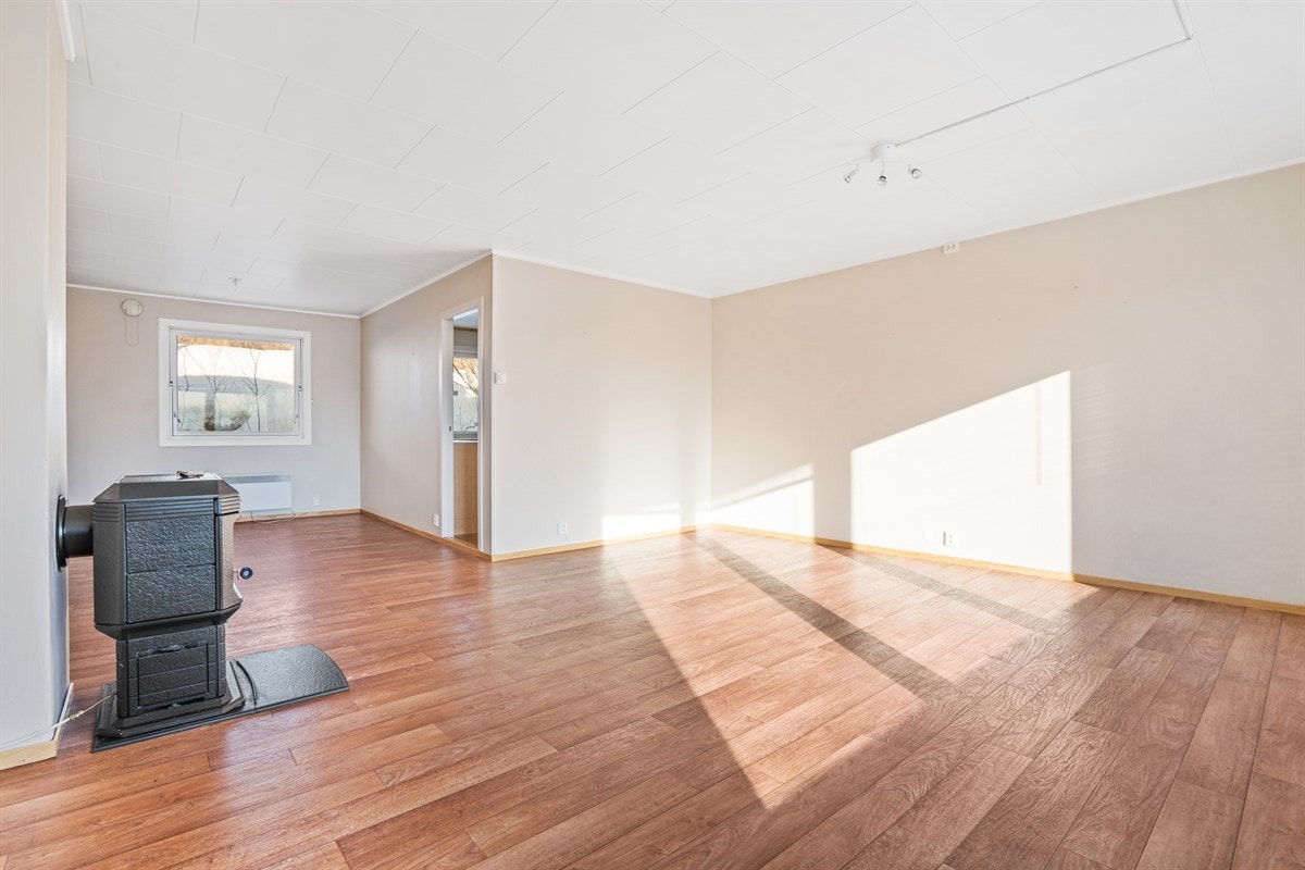 Stue sett mot kjøkken. Galleribilde