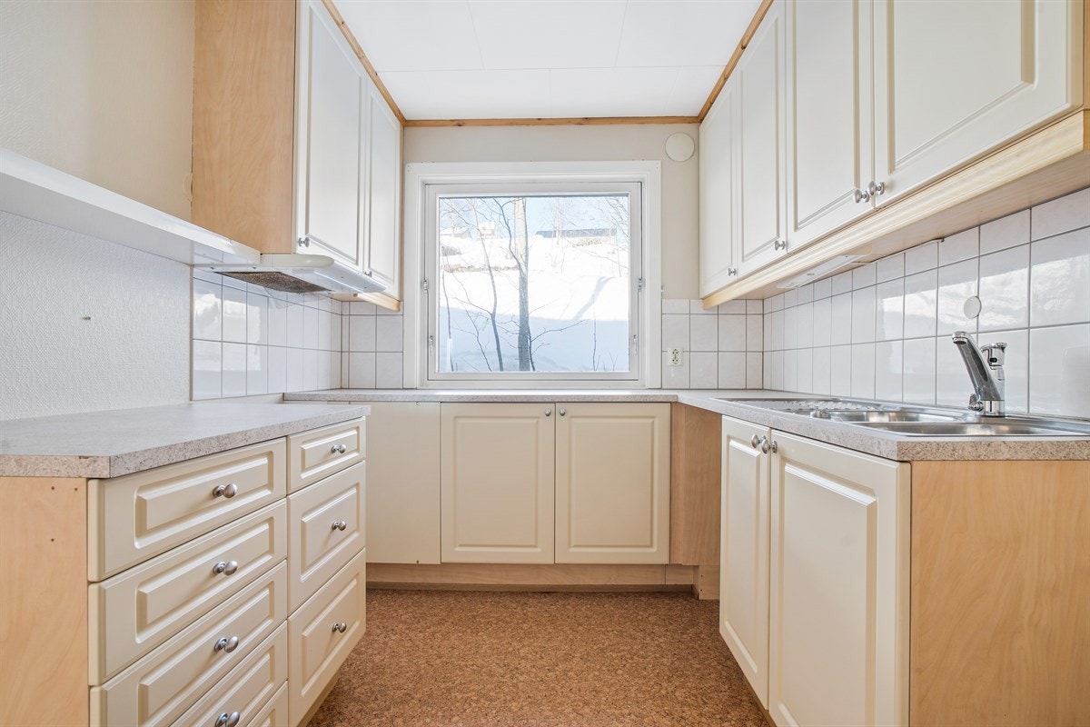 Kjøkkeninnredning med profilerte fronter. Galleribilde