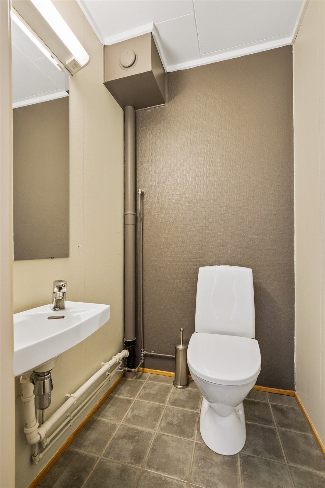 Toalettrom i underetasjen. Galleribilde