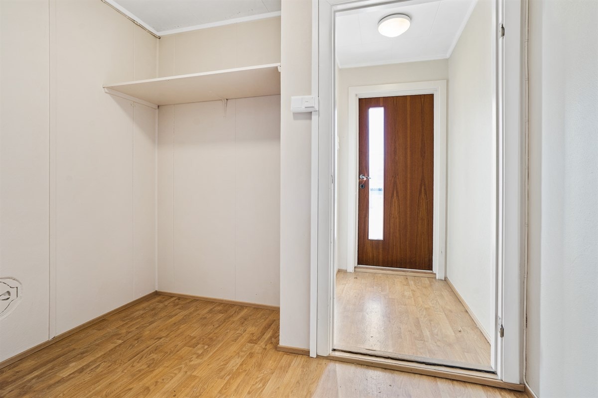 Entre med plass til klessopphenging. Galleribilde