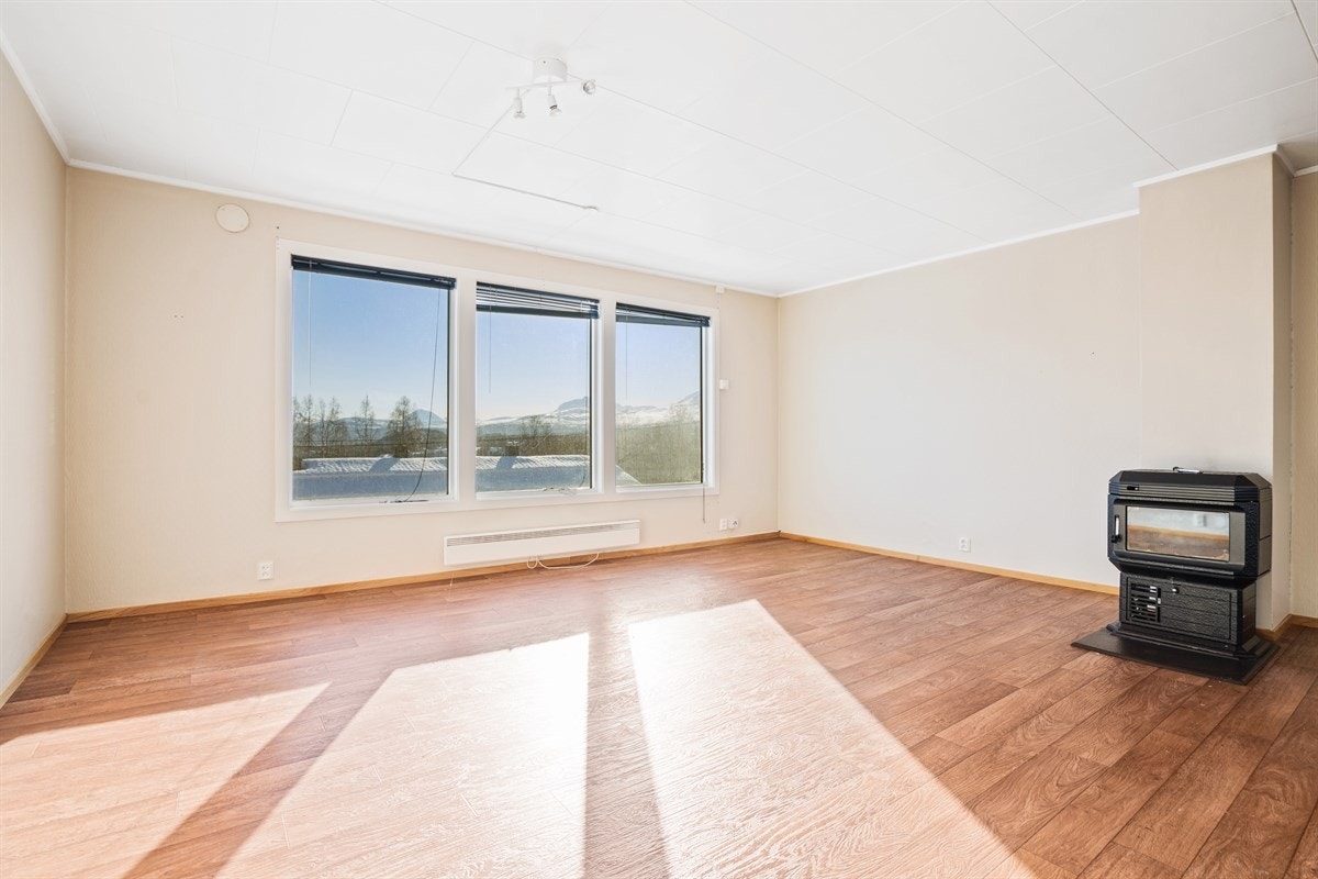 Stue med store vinduer for utsikt. Galleribilde