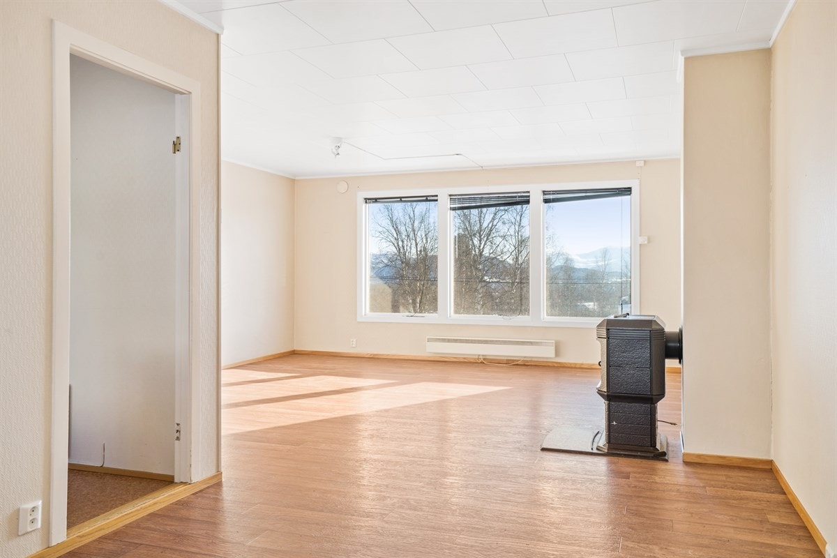 Plass til spisestuemøblement ved inngang til kjøkkenet. Galleribilde