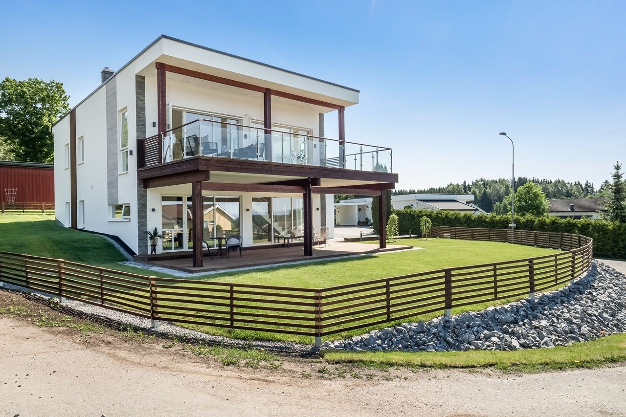 Fasade og hage Galleribilde