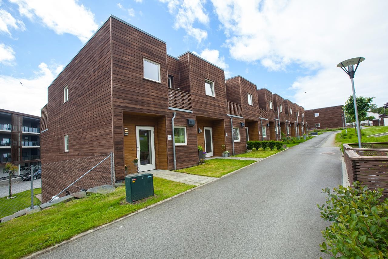 Fasade - Rekkehuset har en flott beliggenhet i enden av rekken. Bi-inngang til kjøkkenet i 1.etasje Galleribilde