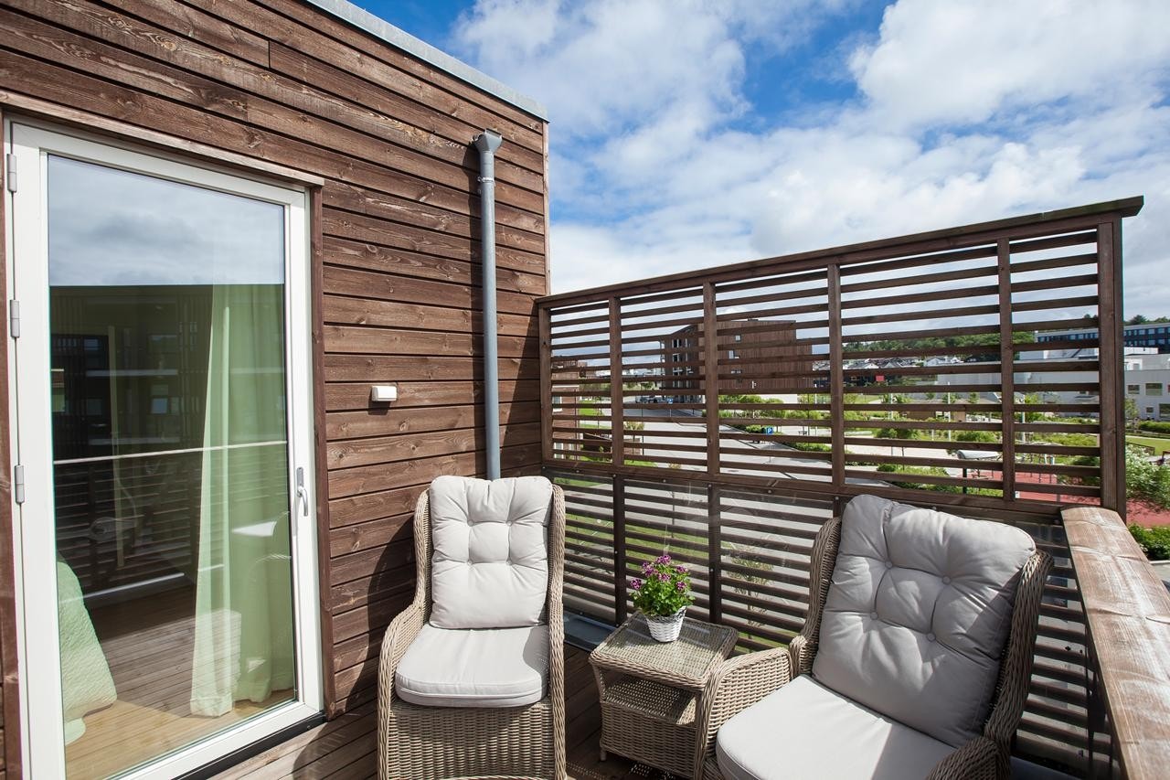 Solrik balkong med god plass til utemøbler med utgang fra hovedsoverom Galleribilde