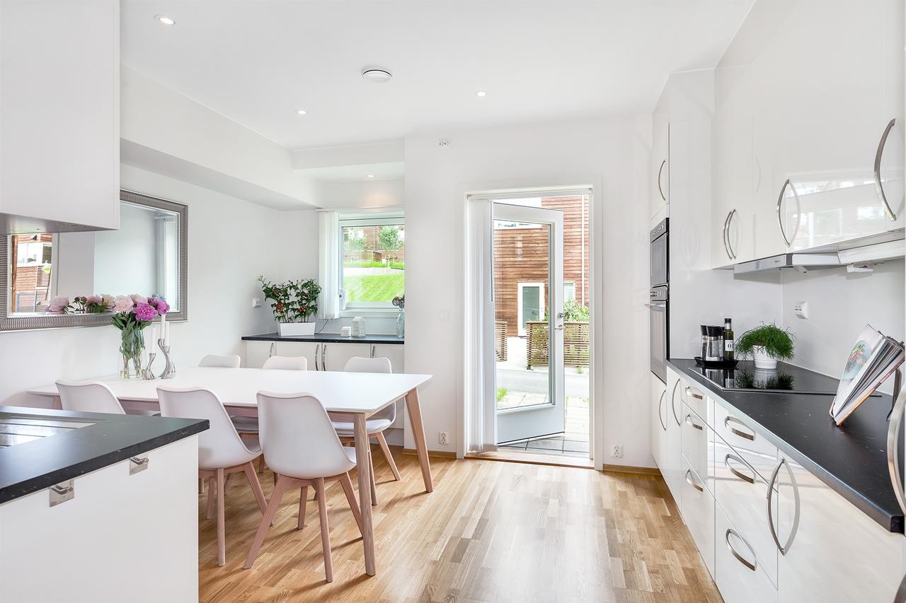 Nydelig kjøkken med integrerte hvitevarer og egen bi-inngang Galleribilde