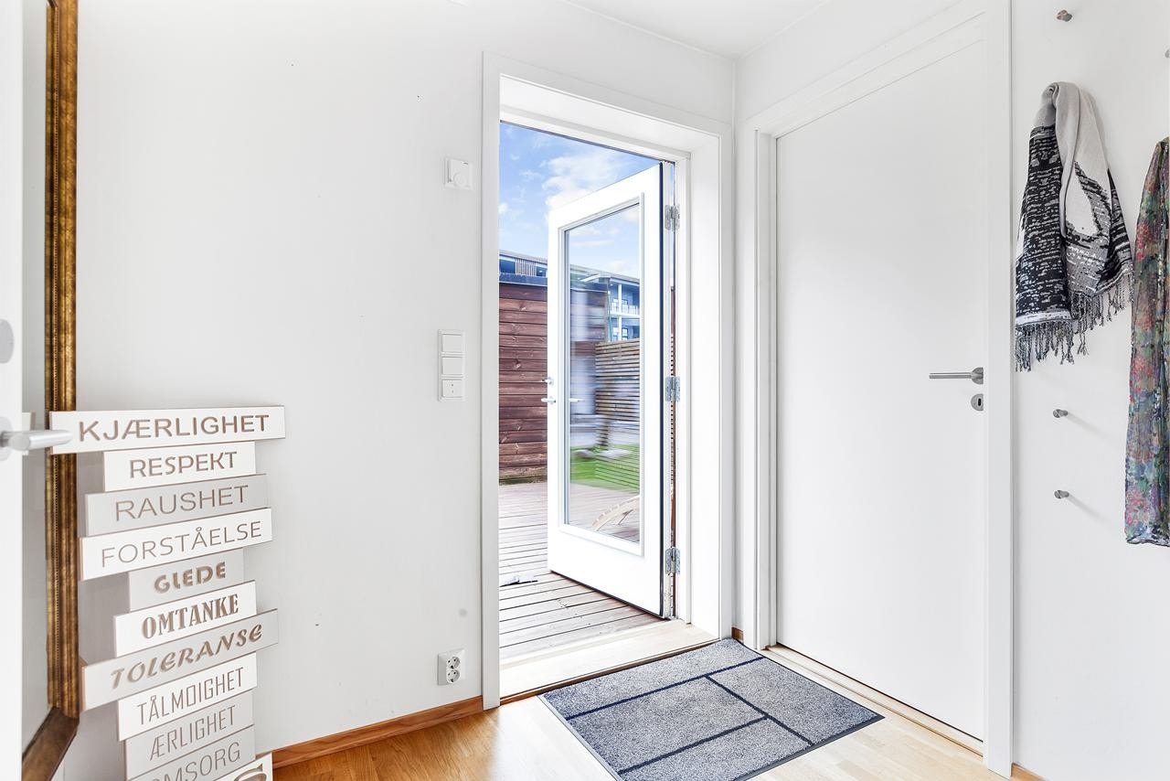 Inngang 1. etasje med innvendig bod Galleribilde