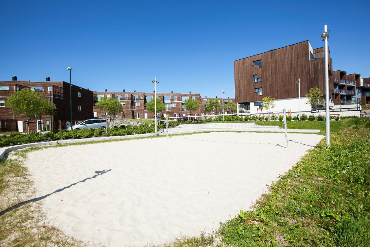 Like ved ligger også egen sandvolleyballbane Galleribilde