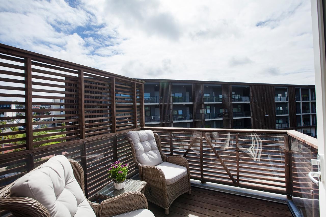 Solrik balkong med god plass til utemøbler med utgang fra hovedsoverom Galleribilde