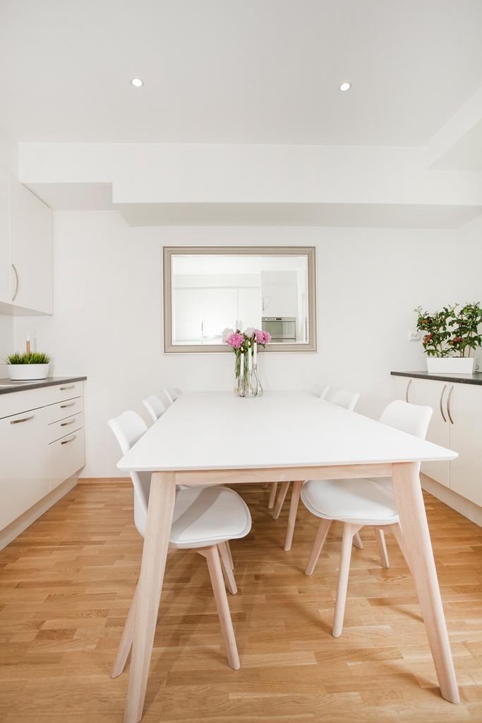 Kjøkken - god plass til spisegruppe Galleribilde