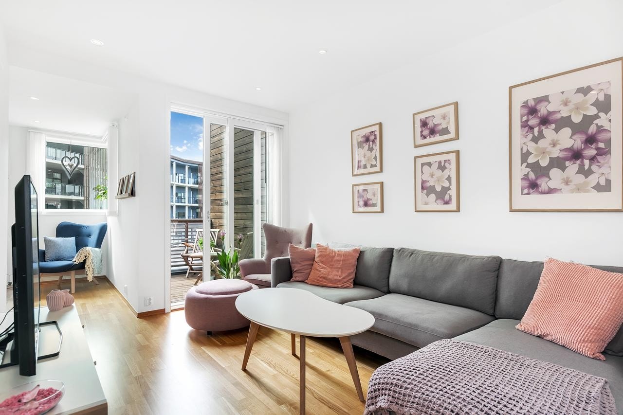 Lys og trivelig stue med utgang til sørvendt balkong Galleribilde