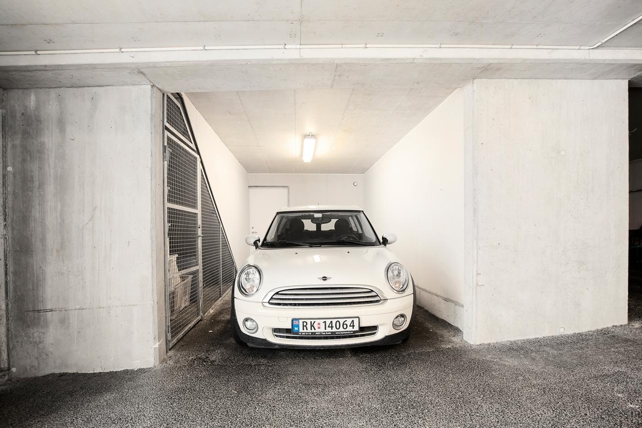 Parkering i lukket garasjeanlegg - med direkte adkomst til boligen. Stor utvendig bod til venstre Galleribilde