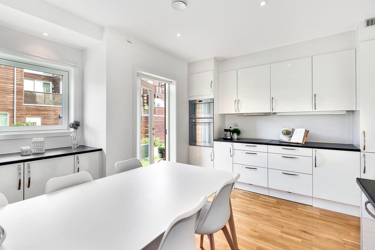 Kjøkkenet er brukervennlig og funksjonelt utformet med god skap- og benkeplass Galleribilde